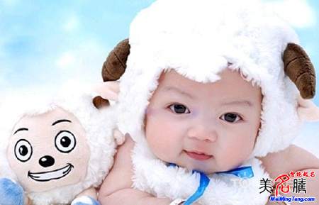 羊?qū)殞毱鹈执笕? /></a>　　2015年2月4日是立春節(jié)氣，過了這一天出生的寶寶就是傳統(tǒng)意義上的羊?qū)殞毩?。你可能會疑惑，為什么不是過了春節(jié)以后呢？關(guān)于這一點，美名騰多次撰文解釋這個問題。如果不清楚的，可以查看美名騰這篇說明文章...</div>
							        <div style="height:5px; font-size:5px"></div>
							        <hr width="99%" style="text-align:center; border-style:dotted; border-width:0px; height:1px;" />
							        <div style="height:5px; font-size:5px"></div>
							    </div>
						        </td>
	</tr><tr style="border-width:0px;">
		<td valign="top">
						        <div style="padding-left:3px; padding-right:3px;line-height:180%">
							         <h3 style="padding:0px;margin:0px;display:inline;"><a id="ctl00_ContentPlaceHolder1_ShowMore1_dgNews_ctl08_HyperLink1" class="headline" href="/Message/ShowNews.aspx?NewsID=3651" target="_blank">屬羊人的運程和起名禁忌破解</a></h3>
							         <span id="ctl00_ContentPlaceHolder1_ShowMore1_dgNews_ctl08_Label1" style="color:Green;font-size:10pt;">2015/1/20 15:34:15</span>
							          <span style="color:Red;font-size:8pt;"></span>
							        <br />
							        <div style="padding-top:1px; width:95%; padding-left:8px; line-height:180%;color:#2f2f2f;font-size:14px;" ><a href=